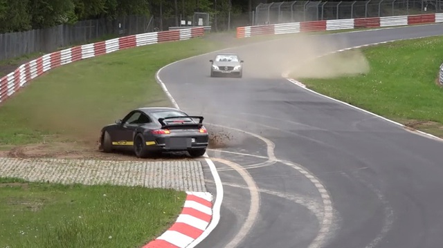 Mất lái, Porsche 911 GT3 quay 180 độ trong trường đua Nurburgring