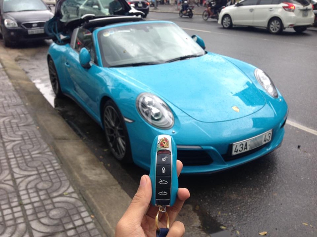 Tay chơi Đà Nẵng chi 8 tỷ Đồng tậu Porsche 911 Targa 4 màu xanh Lemans - Ảnh 2.