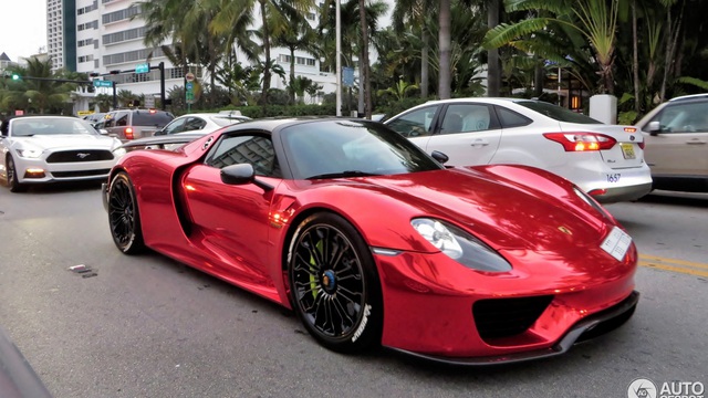 "Tức nổ mắt" với bộ áo đỏ crôm trên siêu xe triệu đô Porsche 918 Spyder