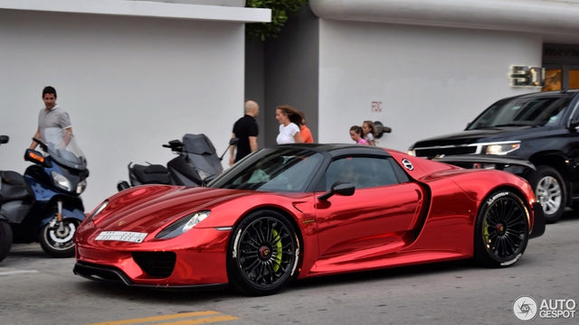 Tức nổ mắt với bộ áo đỏ crôm trên siêu xe triệu đô Porsche 918 Spyder - Ảnh 2.