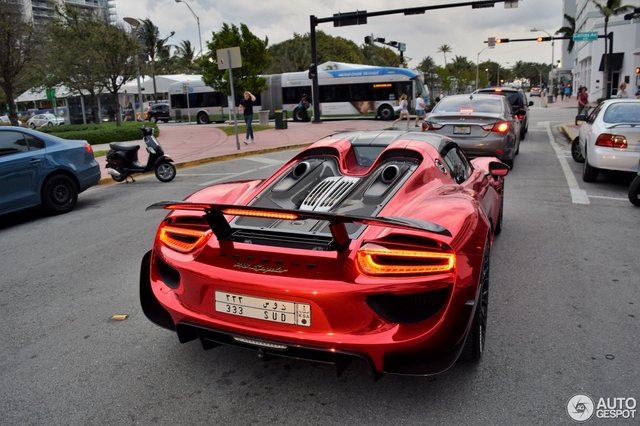 Tức nổ mắt với bộ áo đỏ crôm trên siêu xe triệu đô Porsche 918 Spyder - Ảnh 8.