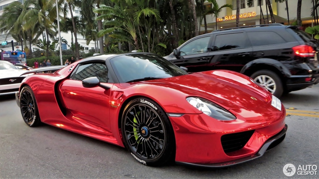 Tức nổ mắt với bộ áo đỏ crôm trên siêu xe triệu đô Porsche 918 Spyder - Ảnh 1.