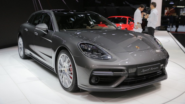 Vừa ra mắt tại triển lãm Geneva 2017, Porsche Panamera Sport Turismo đã có giá ở Việt Nam