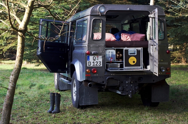 Biến Land Rover Defender thành nhà di động với 60 triệu đồng - Ảnh 1.