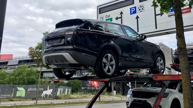 Bắt gặp chiếc SUV hạng sang Range Rover Velar 2018 được đưa đến đại lý