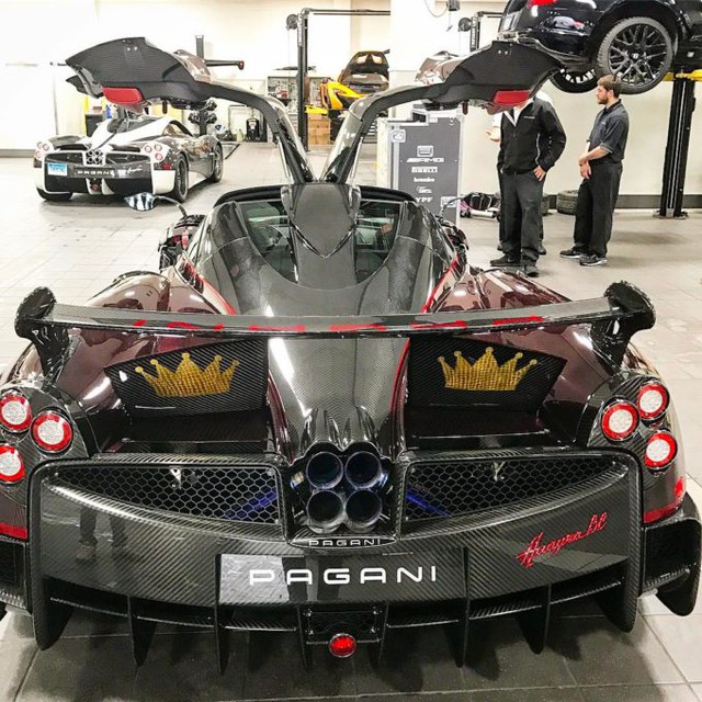 Pagani Huayra BC thứ 2 đặt chân đến Mỹ, khác biệt từ bộ áo carbon đỏ - Ảnh 5. Pagani Huayra BC thứ 2 đặt chân đến Mỹ, khác biệt từ bộ áo carbon đỏ - Ảnh 5.