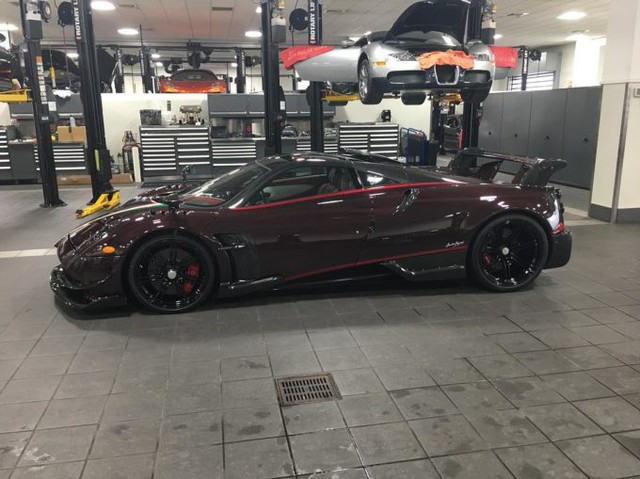 Pagani Huayra BC thứ 2 đặt chân đến Mỹ, khác biệt từ bộ áo carbon đỏ - Ảnh 3. Pagani Huayra BC thứ 2 đặt chân đến Mỹ, khác biệt từ bộ áo carbon đỏ - Ảnh 3.