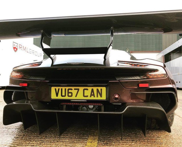 “Quái vật” Aston Martin Vulcan đầu tiên lăn bánh hợp pháp trên phố - Ảnh 4.