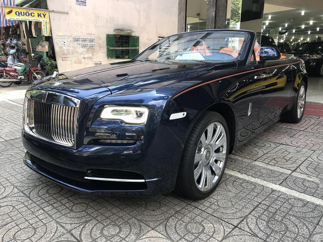 Rolls-Royce Dawn bất ngờ xuất hiện tại Sài thành - Ảnh 2.