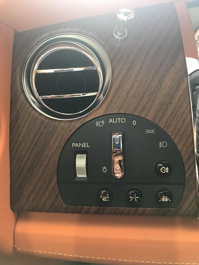 Rolls-Royce Dawn bất ngờ xuất hiện tại Sài thành - Ảnh 12. Rolls-Royce Dawn bất ngờ xuất hiện tại Sài thành - Ảnh 12.