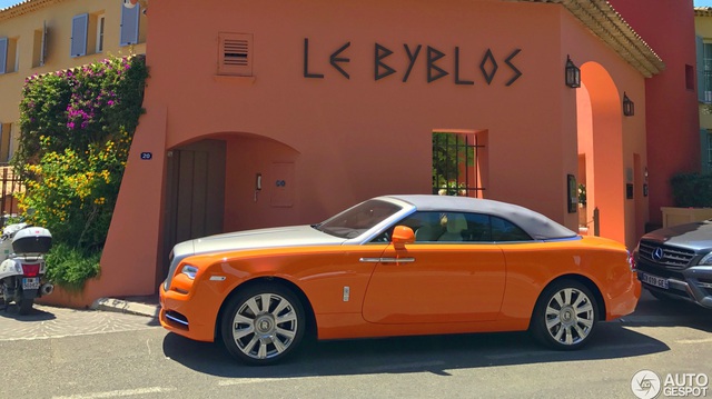 Đây là chiếc Rolls-Royce Dawn có bộ áo "sexy" nhất thế giới