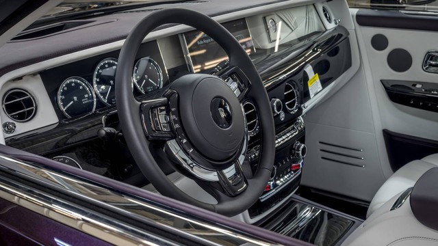 Rolls-Royce Phantom 2018 đầu tiên được đem đấu giá - Ảnh 5.