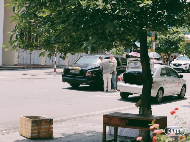 Quảng Ninh: Rolls-Royce Phantom mạ vàng chạy taxi, đổ xăng giữa đường - Ảnh 1.