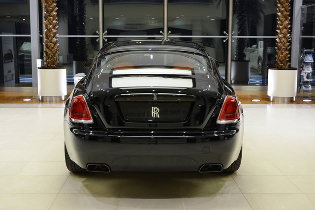 Làm quen với chiếc Rolls-Royce Wraith Black Badge có nội y sexy tại Abu Dhabi - Ảnh 16.