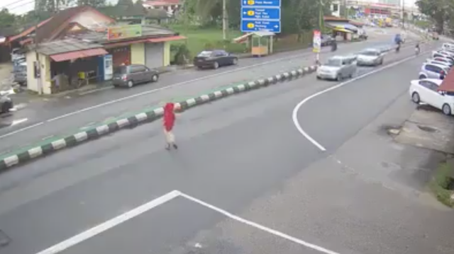 "Cô gái quàng khăn đỏ" qua đường gây tai nạn liên hoàn