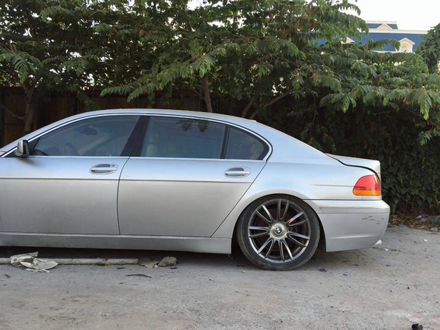 Xót xa BMW 760Li bị bỏ rơi tại Hà Nội - Ảnh 3. Xót xa BMW 760Li bị bỏ rơi tại Hà Nội - Ảnh 3.