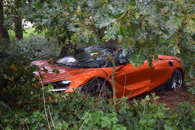 Đây là vụ tai nạn hiếm hoi của siêu xe McLaren 720S - Ảnh 2.