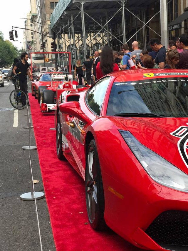 Nhân sự kiện 70 năm thành lập hãng Ferrari, hàng loạt siêu ngựa đã hội tụ tại kinh đô thời trang thế giới - Ảnh 14. Nhân sự kiện 70 năm thành lập hãng Ferrari, hàng loạt siêu ngựa đã hội tụ tại kinh đô thời trang thế giới - Ảnh 14.