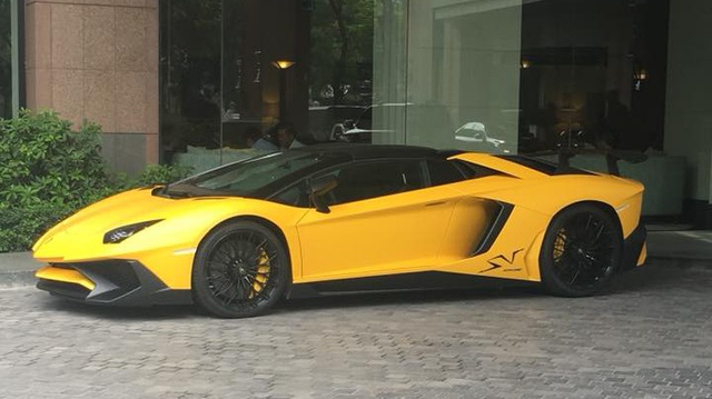Lamborghini Aventador SV mui trần độc nhất Việt Nam tái xuất trên phố Hà thành