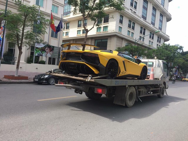 Lamborghini Aventador SV mui trần độc nhất Việt Nam tái xuất trên phố Hà thành - Ảnh 3.