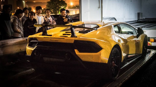 Lamborghini Huracan Performante cập bến đất nước hoa anh đào