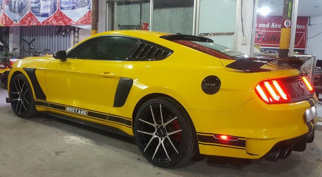 Siêu xe Aston Martin Vanquish cùng dàn xe thể thao tại Sài thành đồng loạt thay áo đề-can màu vàng - Ảnh 7.