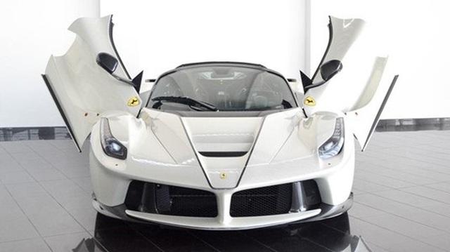 Dù đã "cháy hàng" nhưng Ferrari LaFerrari mui trần vẫn được các đại lý chào bán
