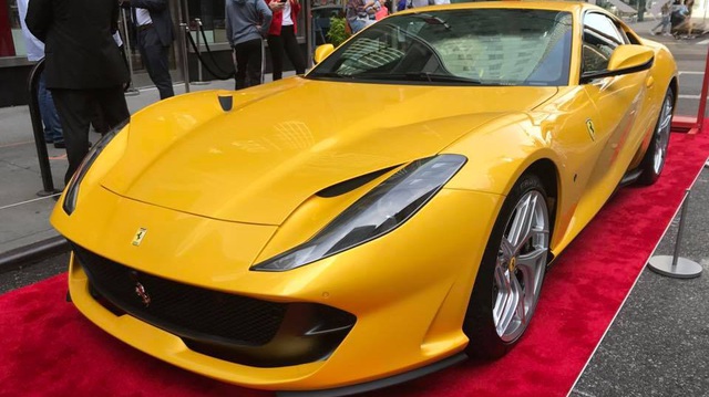 Nhân sự kiện 70 năm thành lập hãng Ferrari, hàng loạt "siêu ngựa" đã hội tụ tại kinh đô thời trang thế giới