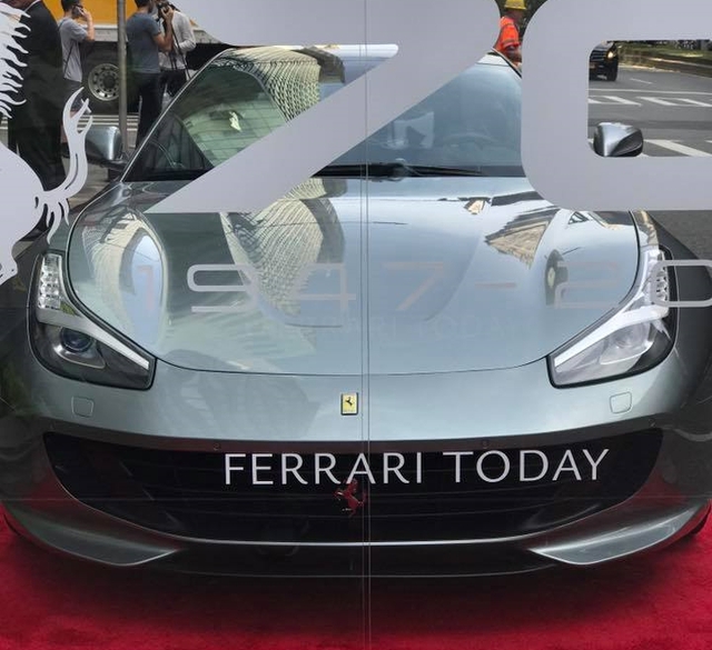 Nhân sự kiện 70 năm thành lập hãng Ferrari, hàng loạt siêu ngựa đã hội tụ tại kinh đô thời trang thế giới - Ảnh 4.