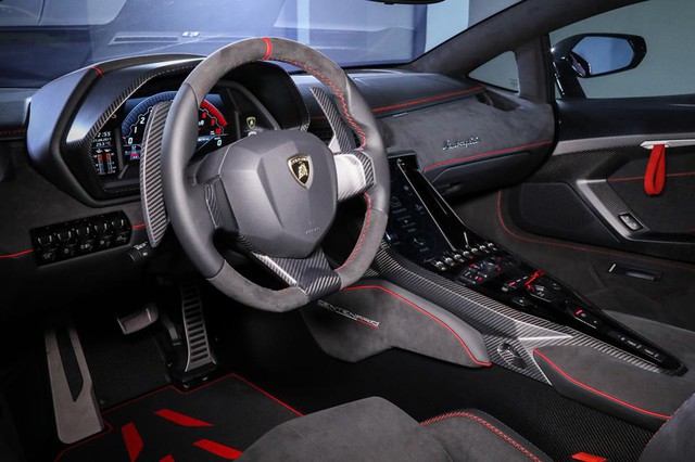 Siêu phẩm Lamborghini Centenario màu đỏ rực đầu tiên trên thế giới xuất hiện tại Đài Loan - Ảnh 3.