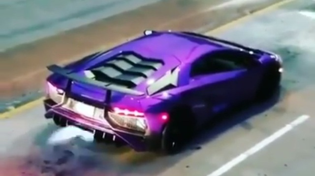 Siêu xe hàng hiếm Lamborghini Aventador SV nẹt pô "khạc lửa" dữ dội ngay trên phố
