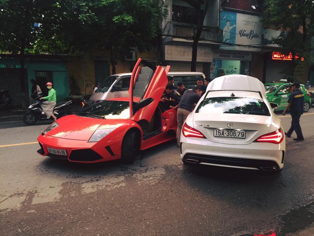 Bò già Lamborghini Murcielago đầu tiên tại Việt Nam lại dở chứng trên phố - Ảnh 2.