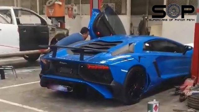 Xem dân chơi Campuchia nẹt pô "khạc lửa" siêu xe hàng hiếm Lamborghini Aventador SV