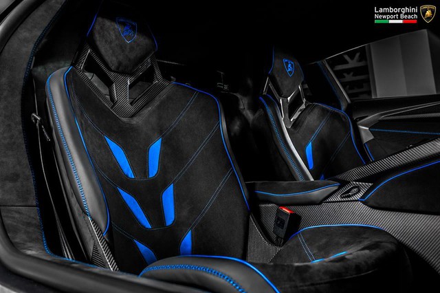12 chiếc siêu xe hàng hiếm Lamborghini Aventador SV đủ màu sắc xuất hiện tại Mỹ - Ảnh 11. 12 chiếc siêu xe hàng hiếm Lamborghini Aventador SV đủ màu sắc xuất hiện tại Mỹ - Ảnh 11.