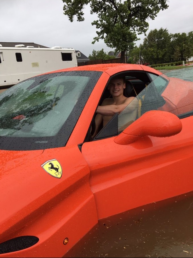 Nam thanh niên gây bão mạng với màn tạo dáng bên siêu xe Ferrari California T chết đuối trong bão Harvey - Ảnh 1.