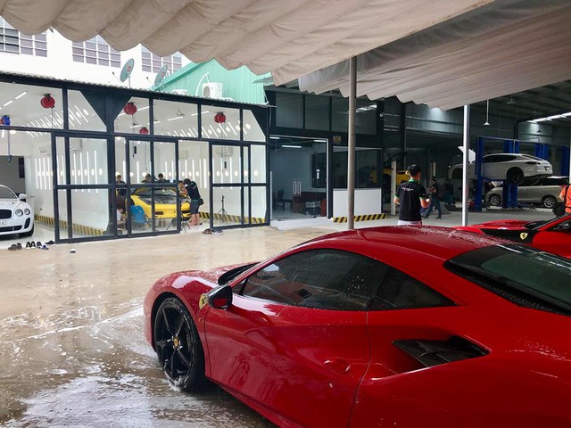Dàn siêu xe Ferrari và Lamborghini của đại gia Sài thành tụ tập tại quận 2 - Ảnh 7.
