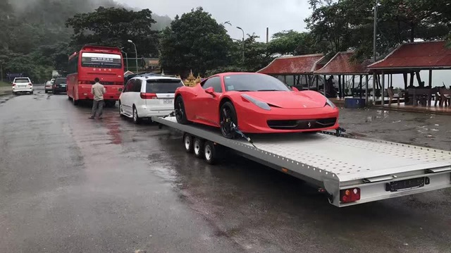 Choáng với dân chơi Campuchia dùng Toyota Sienna kéo Ferrari 458 Italia dưới cơn mưa như trút nước