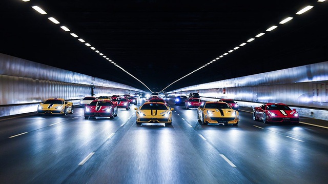 157 chiếc Ferrari diễu hành trên các con phố tại Singapore gây nên cảnh tắc đường