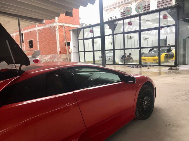 Dàn siêu xe Ferrari và Lamborghini của đại gia Sài thành tụ tập tại quận 2 - Ảnh 2.