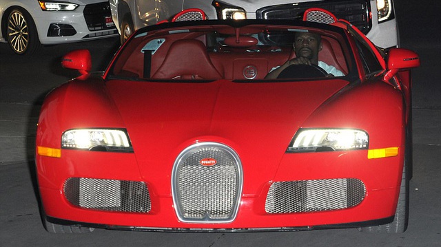 Sau màn so găng tỷ USD với McGregor, Floyd Mayweather cầm lái Bugatti 3,3 triệu USD đi ăn mừng