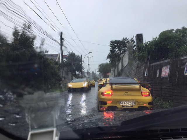 Siêu xe Aston Martin Vanquish hội ngộ cùng đoàn xe tông xuyệt tông màu vàng tại Đà Lạt trong cơn mưa lớn - Ảnh 10.