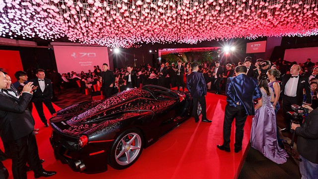 157 chiếc Ferrari diễu hành trên các con phố tại Singapore gây nên cảnh tắc đường - Ảnh 13.