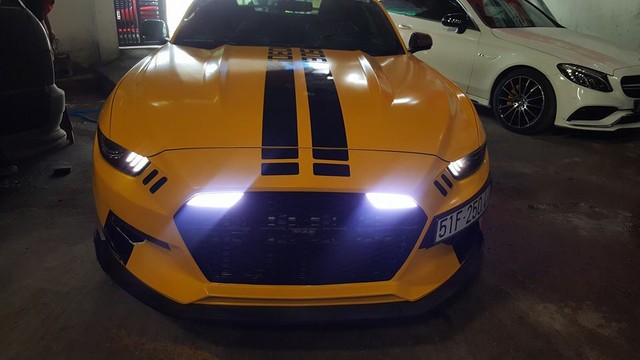 Siêu xe Aston Martin Vanquish cùng dàn xe thể thao tại Sài thành đồng loạt thay áo đề-can màu vàng - Ảnh 6.