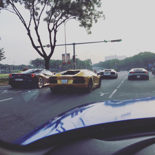 Ferrari 488 GTB của Cường Đô-la dạo phố cùng các siêu xe của đại gia Sài thành - Ảnh 2. Ferrari 488 GTB của Cường Đô-la dạo phố cùng các siêu xe của đại gia Sài thành - Ảnh 2.