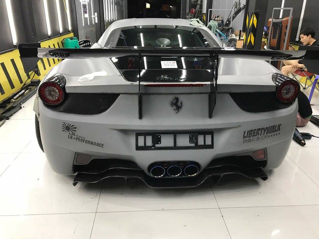 Chiêm ngưỡng bộ áo mới trên siêu xe Ferrari 458 Italia độ Liberty Walk độc nhất Việt Nam - Ảnh 13. Chiêm ngưỡng bộ áo mới trên siêu xe Ferrari 458 Italia độ Liberty Walk độc nhất Việt Nam - Ảnh 13.