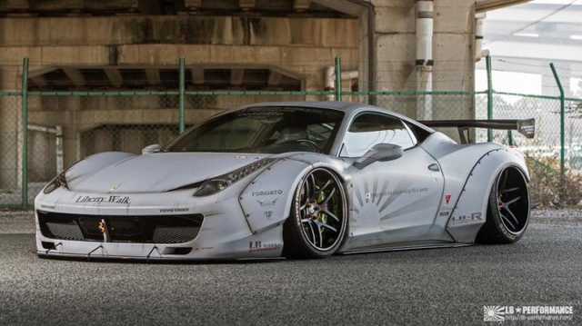 Siêu xe Ferrari 458 Italia đầu tiên tại Việt Nam chuẩn bị độ Liberty Walk