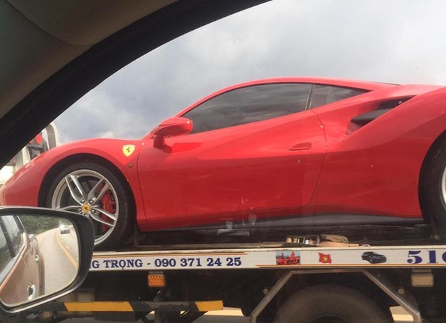 Siêu xe Ferrari 488 GTB bị bắt gặp đang trên đường vận chuyển ra Hà Nội cho ca sĩ Tuấn Hưng - Ảnh 3.