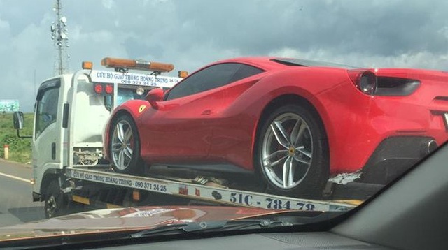 Siêu xe Ferrari 488 GTB bị bắt gặp đang trên đường vận chuyển ra Hà Nội cho ca sĩ Tuấn Hưng