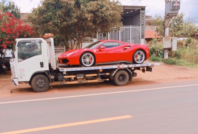 Siêu xe Ferrari 488 GTB bị bắt gặp đang trên đường vận chuyển ra Hà Nội cho ca sĩ Tuấn Hưng - Ảnh 2.