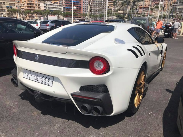 Hàng hiếm Ferrari F12tdf của tỉ phú Ả Rập nghỉ dưỡng tại thiên đường siêu xe - Ảnh 2.